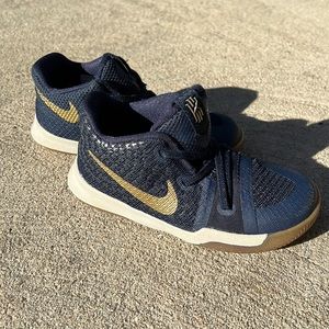 Nike: Kyrie Irving, boys sneakers, size 9, no laces, perfect condition.